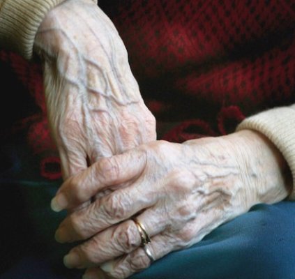 O femeie de 86 de ani a fost bătută în propria casă, la Oltina